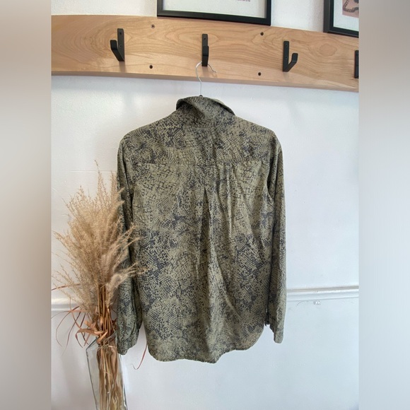 Bella Dahl green khaki snake print blouse - Picture 2 of 4